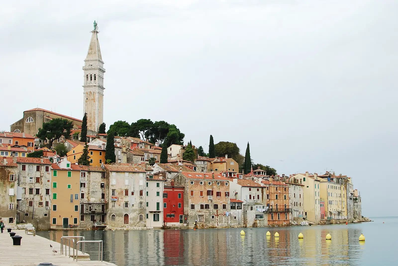 Pueblo de Rovinj: el puerto croata de Istria con casas coloridas que bajan hasta el mar