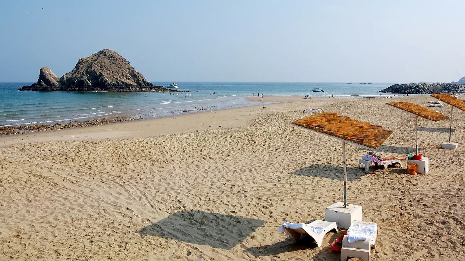 Playa de Al Aqah: la única playa de arena blanca con arrecife accesible a pie en la costa este de los Emiratos