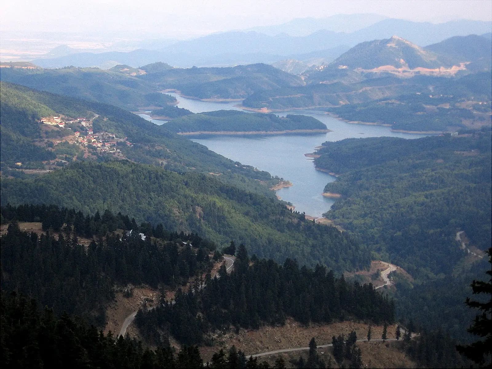 Lago de Plastiras: el embalse artificial de Tesalia que vale la pena por su calma y rutas de senderismo