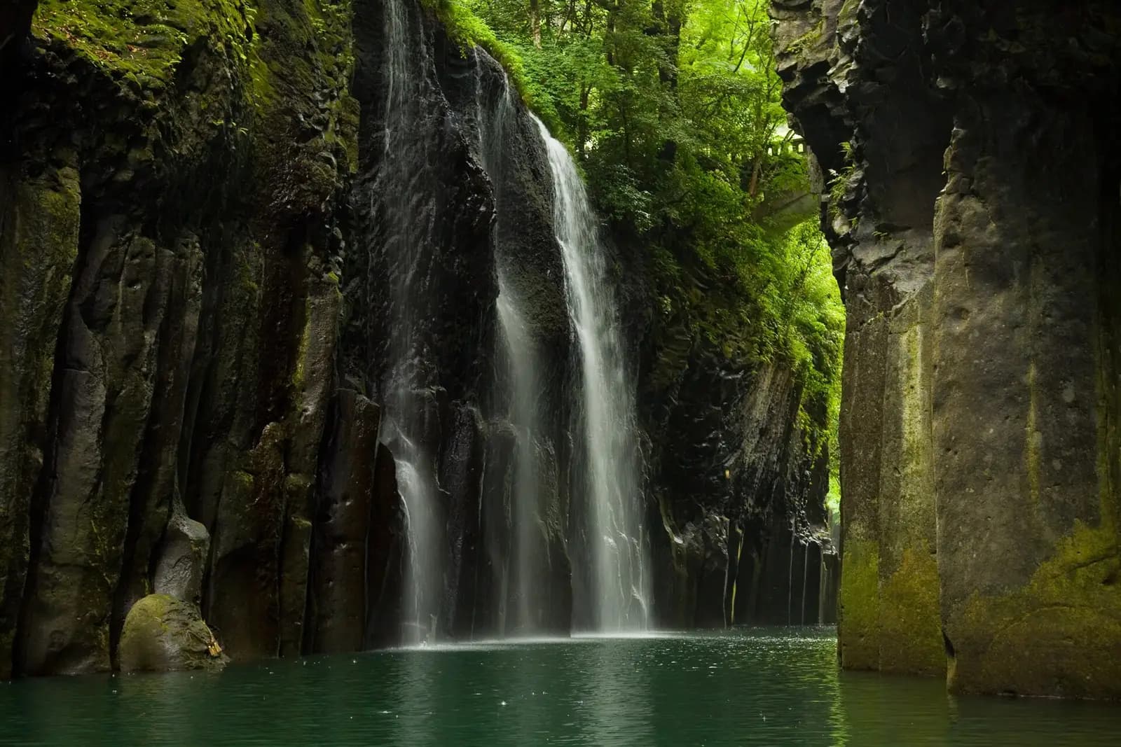 Cañón de Takachiho: la garganta fluvial de Miyazaki donde reman bajo paredes de 80 metros