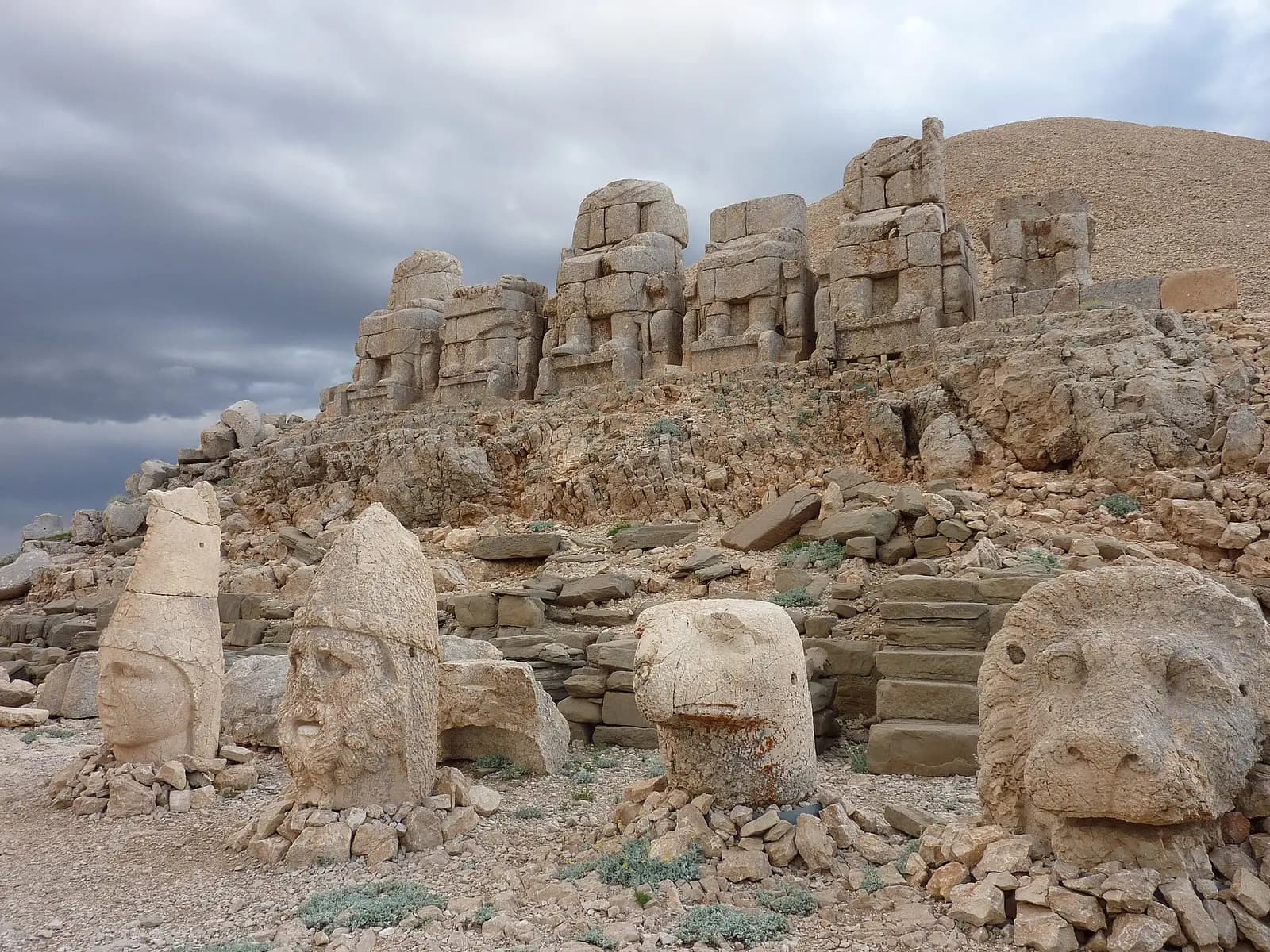 Monte Nemrut: las cabezas helenísticas a 2150 metros en la cordillera Tauro